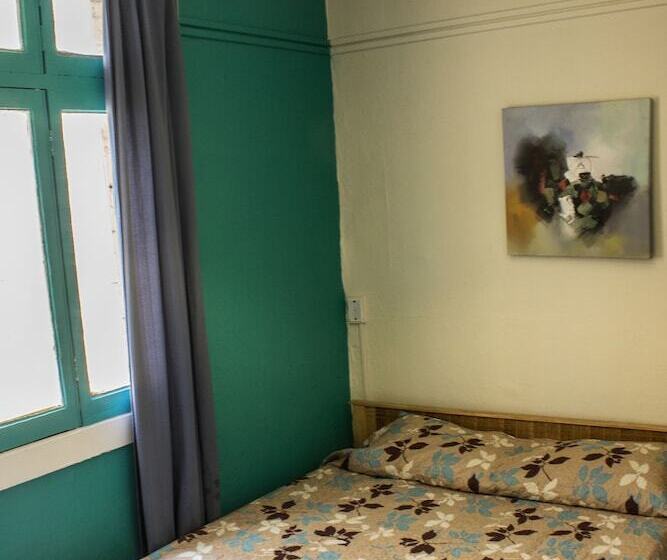 标准三人间共用浴室, Hostal Forestal