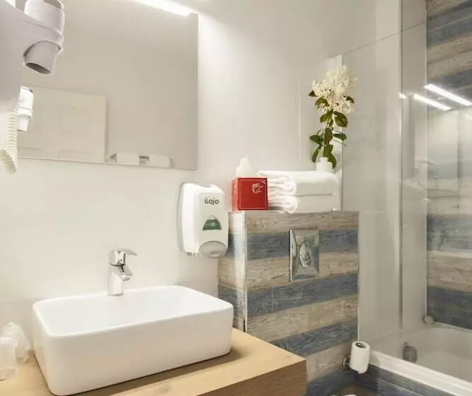 Standard Neljän Hengen Huone, Le Neptune & Spa