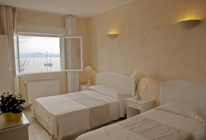 Triple Room Sea View, L'isula Rossa