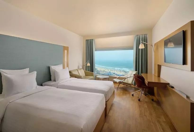 オーシャンビューのプレミアムルーム。, Novotel Visakhapatnam Varun Beach