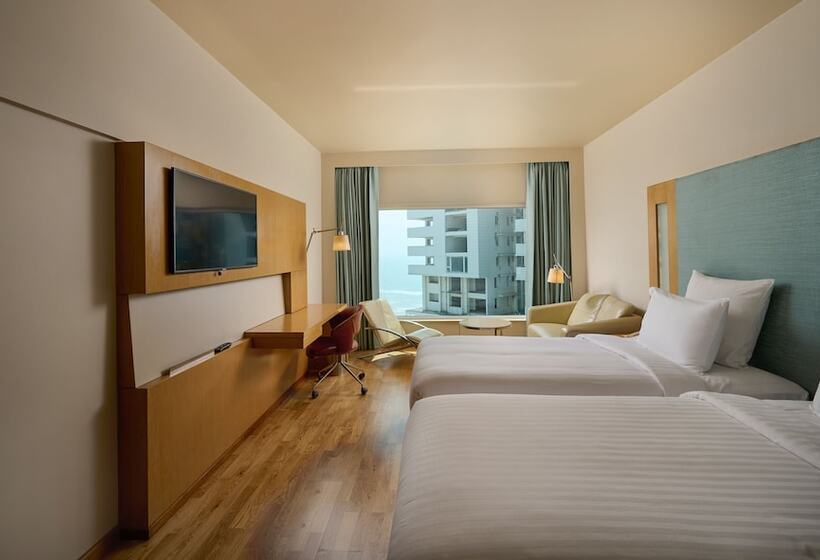 オーシャンビューのプレミアムルーム。, Novotel Visakhapatnam Varun Beach