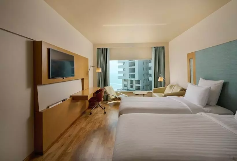 オーシャンビューのプレミアムルーム。, Novotel Visakhapatnam Varun Beach