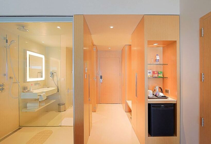 オーシャンビューのプレミアムルーム。, Novotel Visakhapatnam Varun Beach