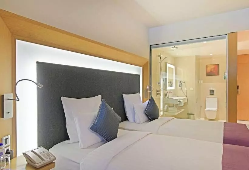 オーシャンビューのプレミアムルーム。, Novotel Visakhapatnam Varun Beach