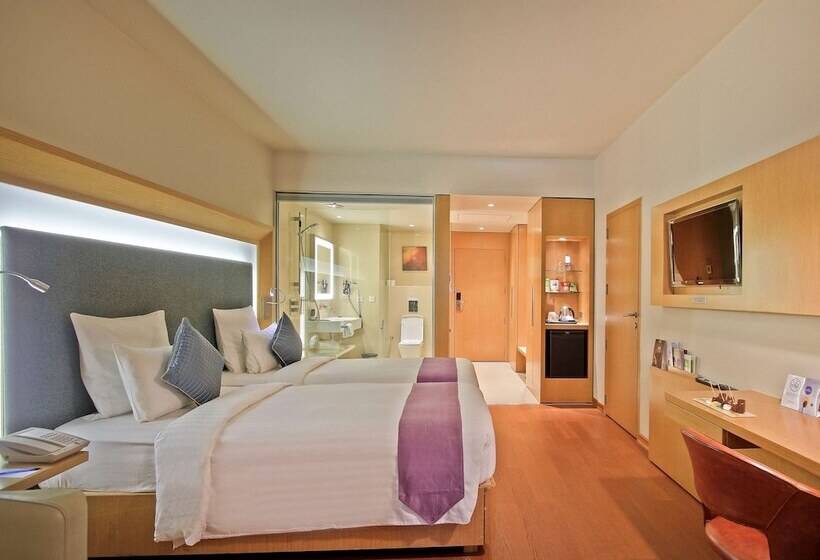 オーシャンビューのプレミアムルーム。, Novotel Visakhapatnam Varun Beach