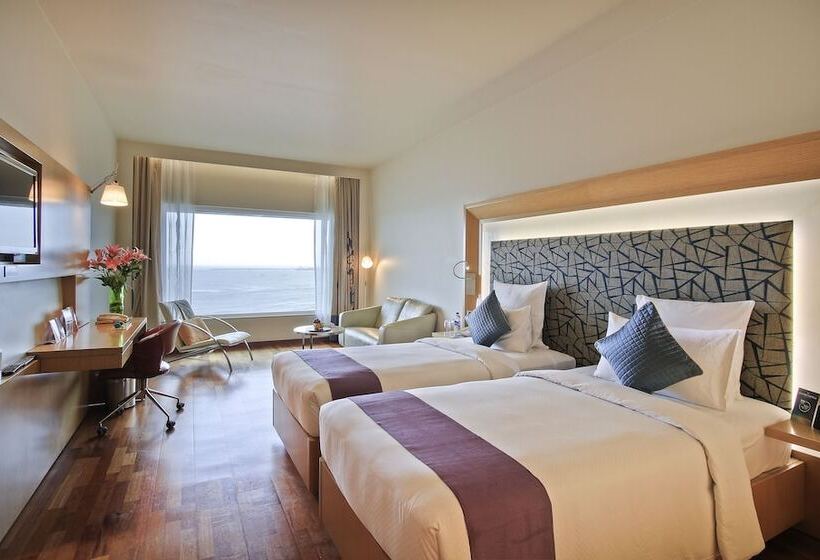 オーシャンビューのプレミアムルーム。, Novotel Visakhapatnam Varun Beach