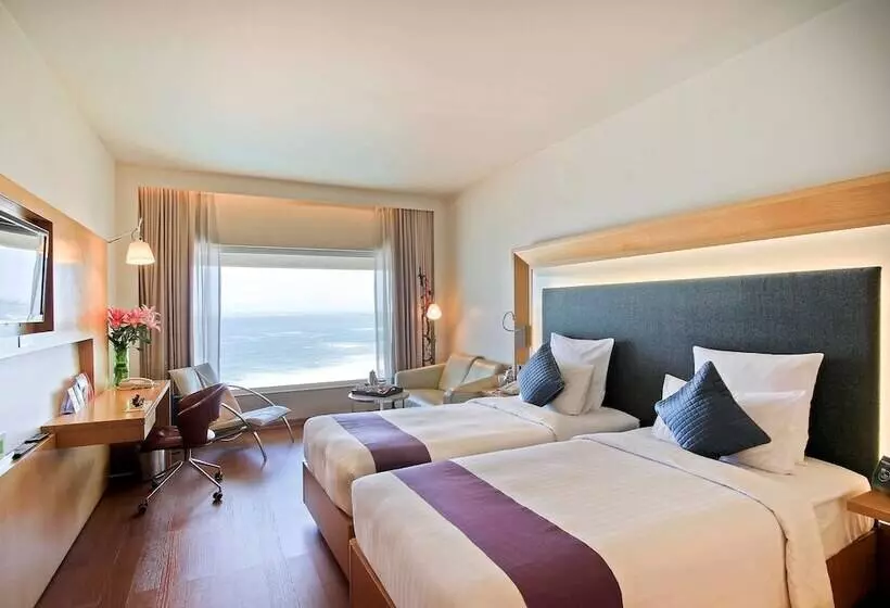 オーシャンビューのプレミアムルーム。, Novotel Visakhapatnam Varun Beach