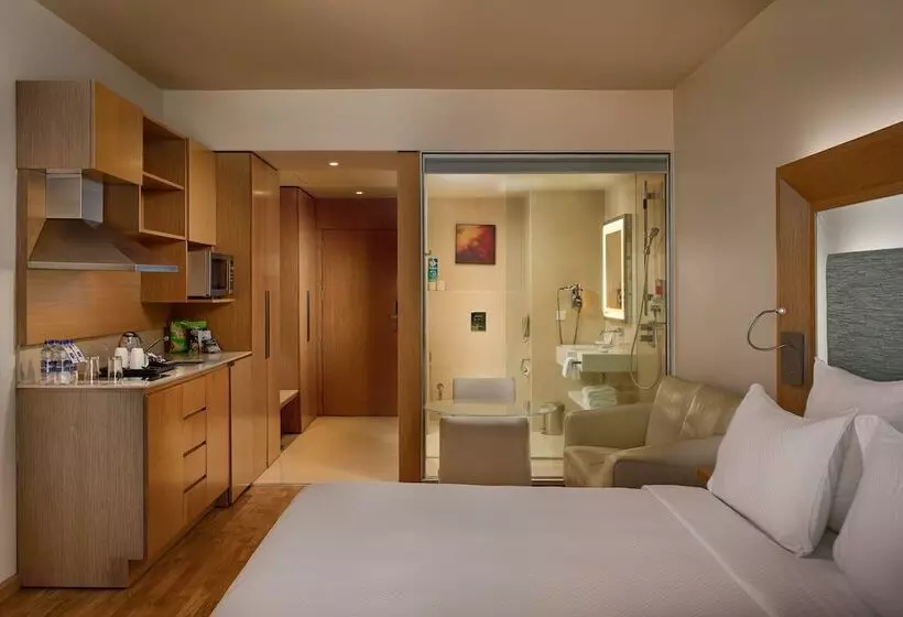 オーシャンビューのプレミアムルーム。, Novotel Visakhapatnam Varun Beach