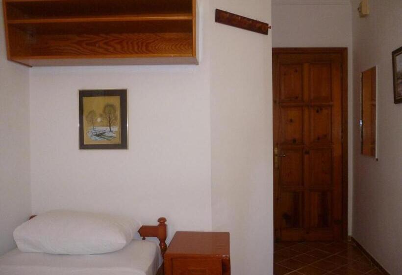 اتاق استاندارد سه نفره, Frankfurt