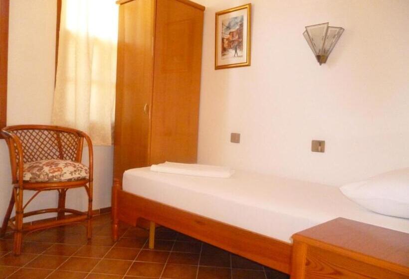 اتاق استاندارد سه نفره, Frankfurt