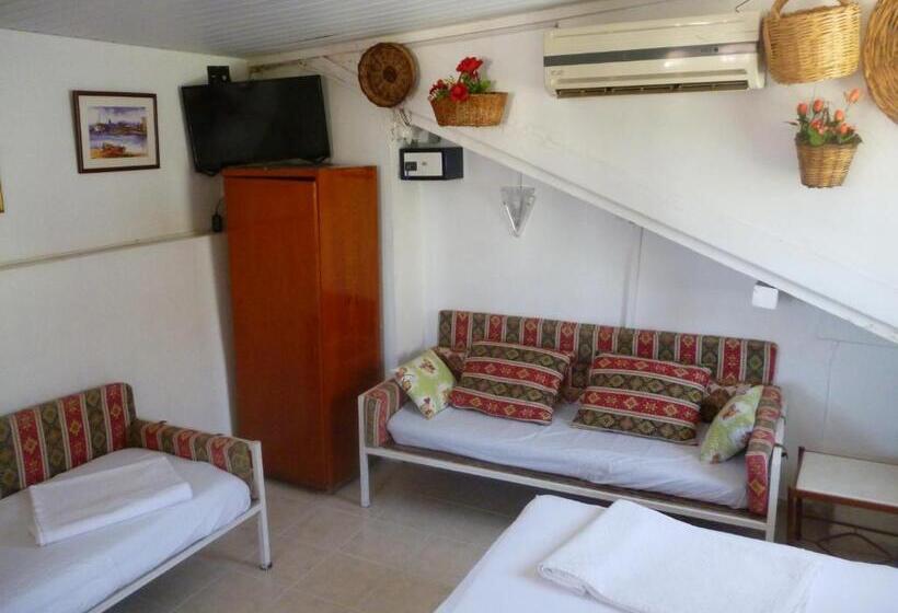 Standard Triple Room with Terrace, Frankfurt