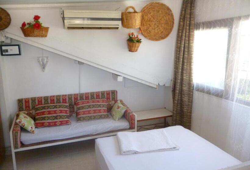 Standard Triple Room with Terrace, Frankfurt