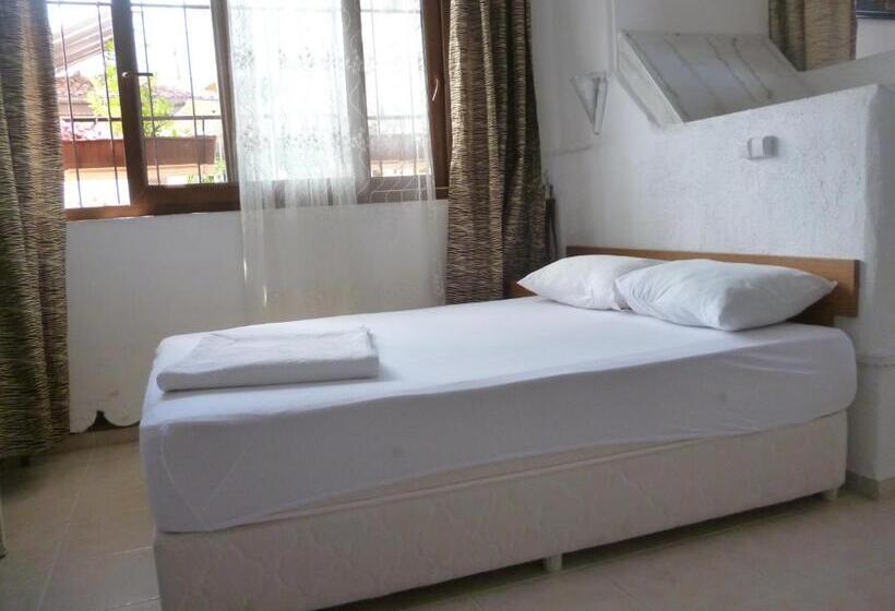 Standard Triple Room with Terrace, Frankfurt