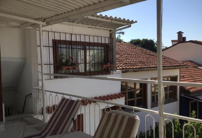 Standard Triple Room with Terrace, Frankfurt