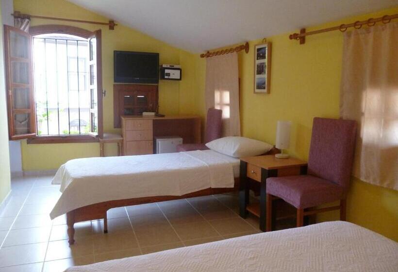 اتاق استاندارد سه نفره, Frankfurt