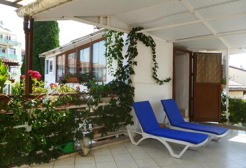Standard Triple Room with Terrace, Frankfurt