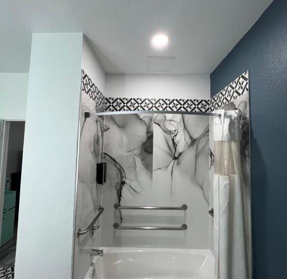 اتاق استاندارد با تخت بزرگ برای معلولان, Grand Villa Inn Galleria