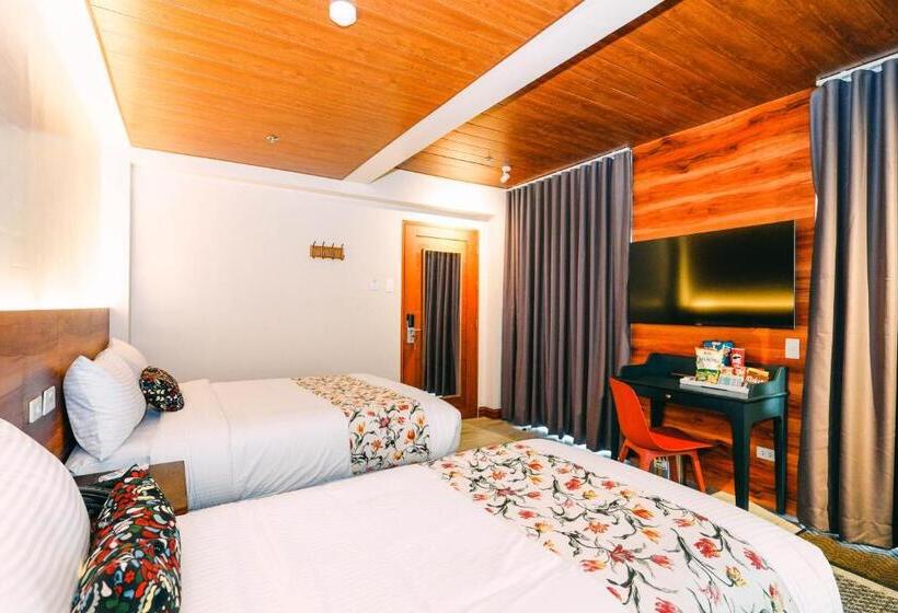 חדר משפחתי, Kimberly Tagaytay