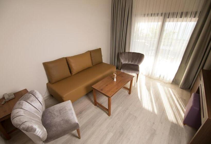 스위트, Neopol Hotel Deluxe