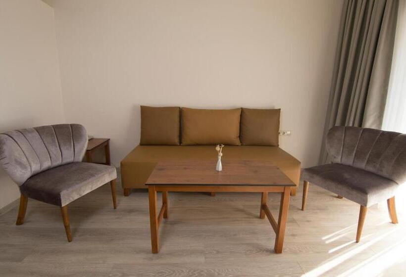 스위트, Neopol Hotel Deluxe