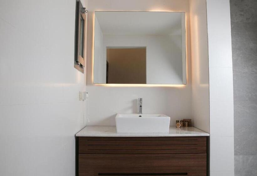 스위트, Neopol Hotel Deluxe