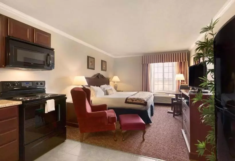 Deluxe Suite King Bed, Ramada By Wyndham Moses Lake