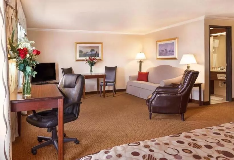 Deluxe Suite King Bed, Ramada By Wyndham Moses Lake