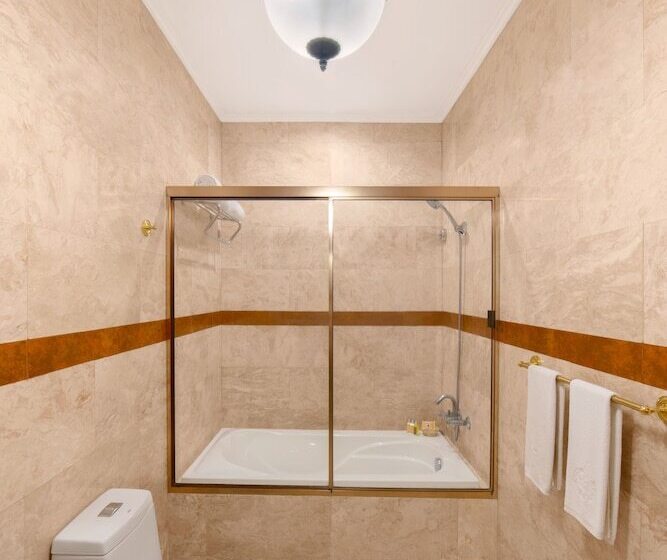 חדר פרמיום עם נוף לבריכה, The Peacock Garden