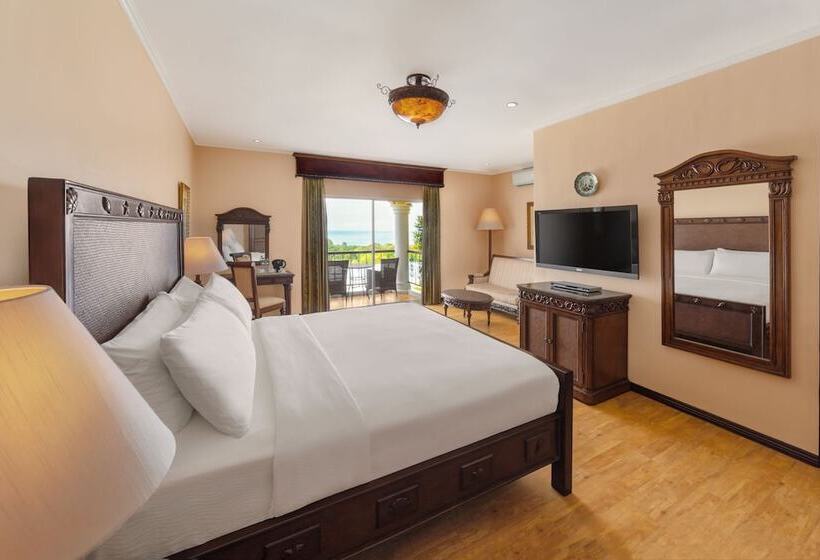 חדר פרמיום עם נוף לבריכה, The Peacock Garden