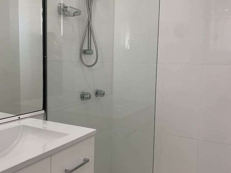 家庭间, Broadwater Keys