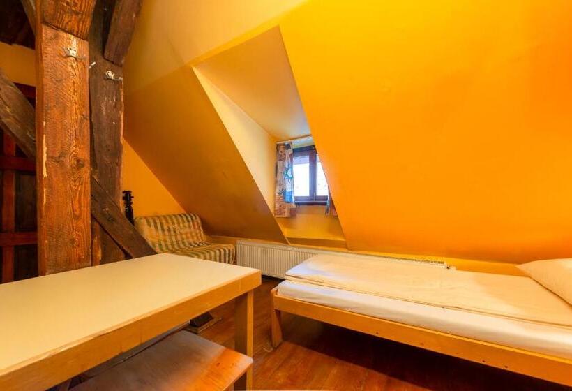 اتاق استاندارد سه تخته با سرویس بهداشتی مشترک, Burg Hostel Sighisoara