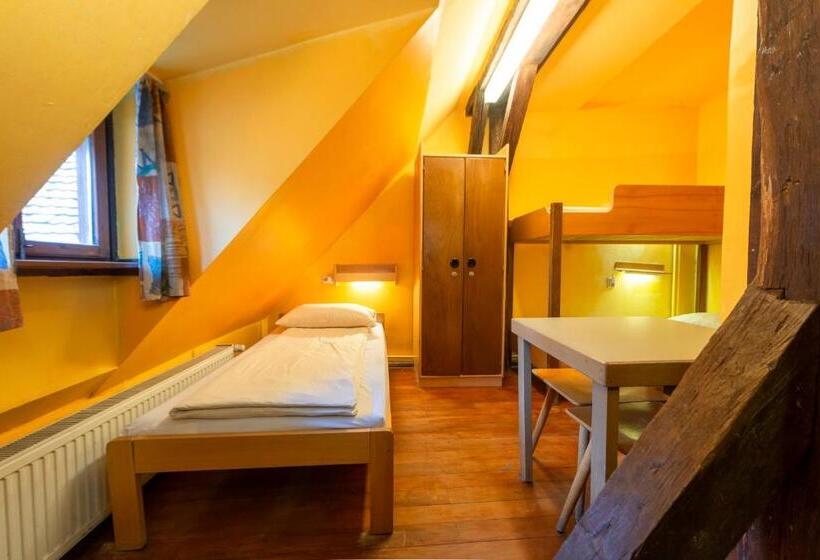 اتاق استاندارد سه تخته با سرویس بهداشتی مشترک, Burg Hostel Sighisoara