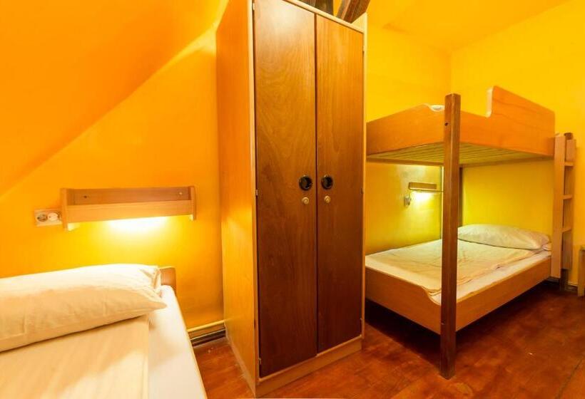 اتاق استاندارد سه تخته با سرویس بهداشتی مشترک, Burg Hostel Sighisoara