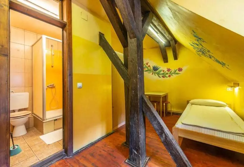 Vuode Makuusalissa, Burg Hostel Sighisoara