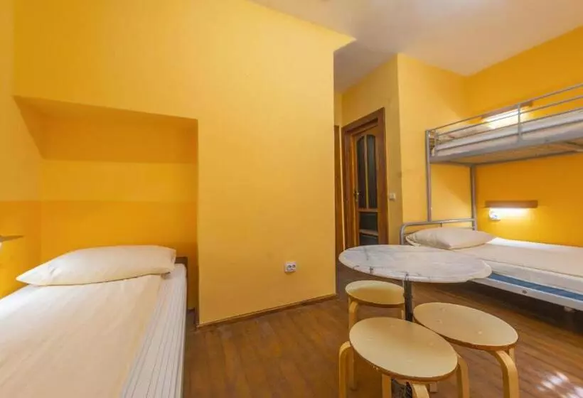Standard Kolmen Hengen Huone, Burg Hostel Sighisoara