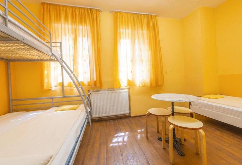 اتاق استاندارد سه نفره, Burg Hostel Sighisoara