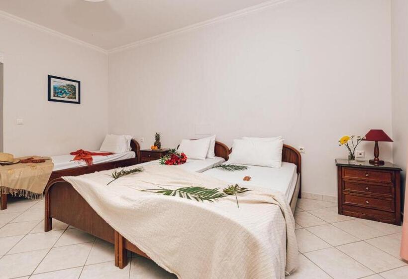 带阳台的三人标准间, Dinos