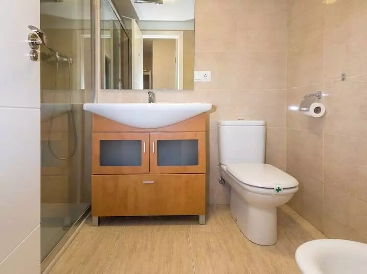 Standard Kolmen Hengen Huone, Gestion De Alojamientos Rooms