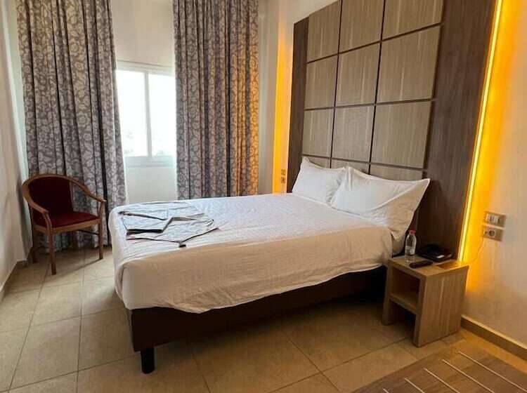 스탠다드 룸, Franco Yaounde