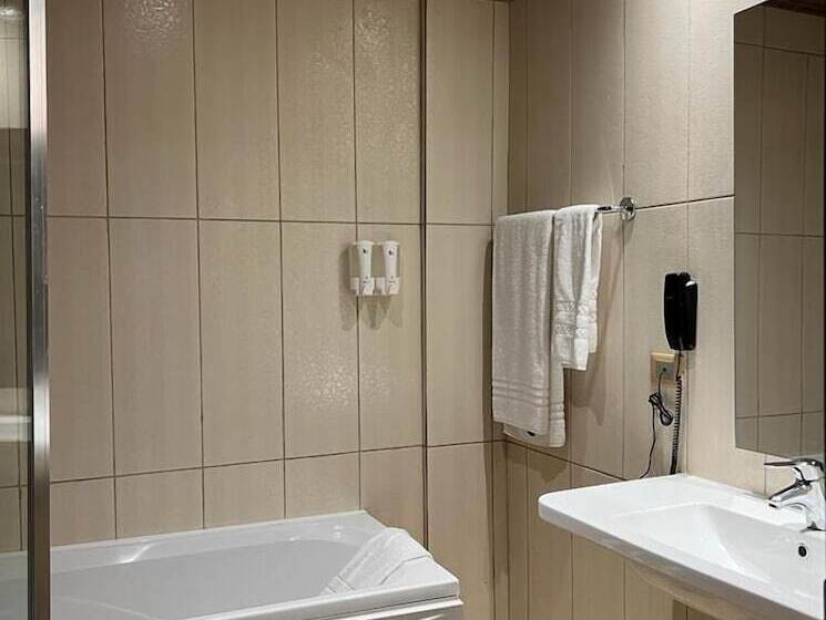 스탠다드 룸, Franco Yaounde