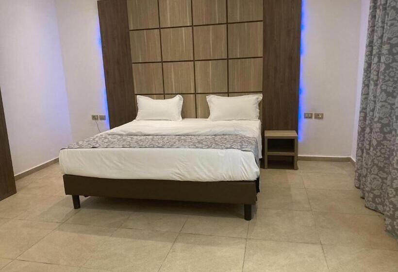 스탠다드 룸, Franco Yaounde