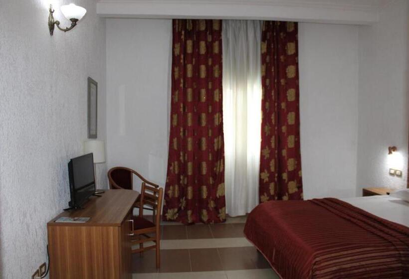 스탠다드 룸 킹사이즈 침대, Franco Yaounde