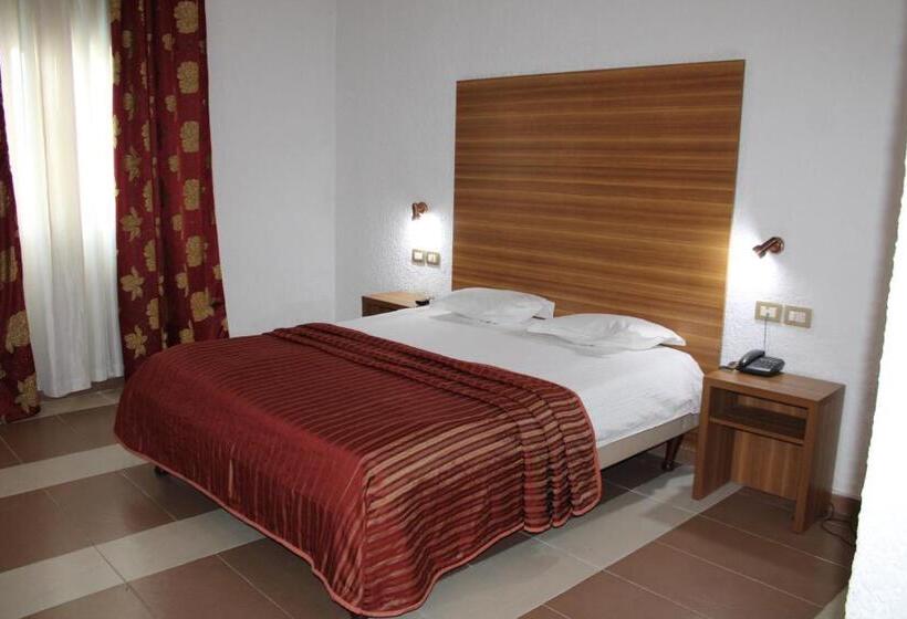 스탠다드 룸 킹사이즈 침대, Franco Yaounde