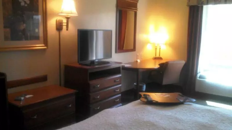 キングサイズベッドのスタンダードルーム, Hampton Inn Greenwood