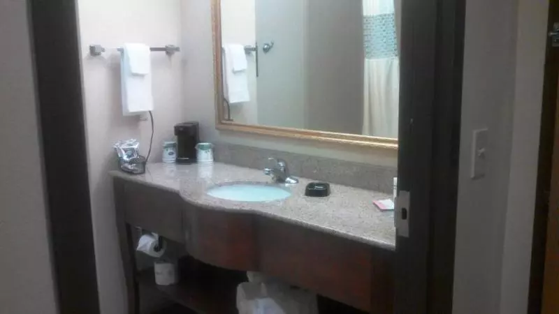 キングサイズベッドのスタンダードルーム, Hampton Inn Greenwood