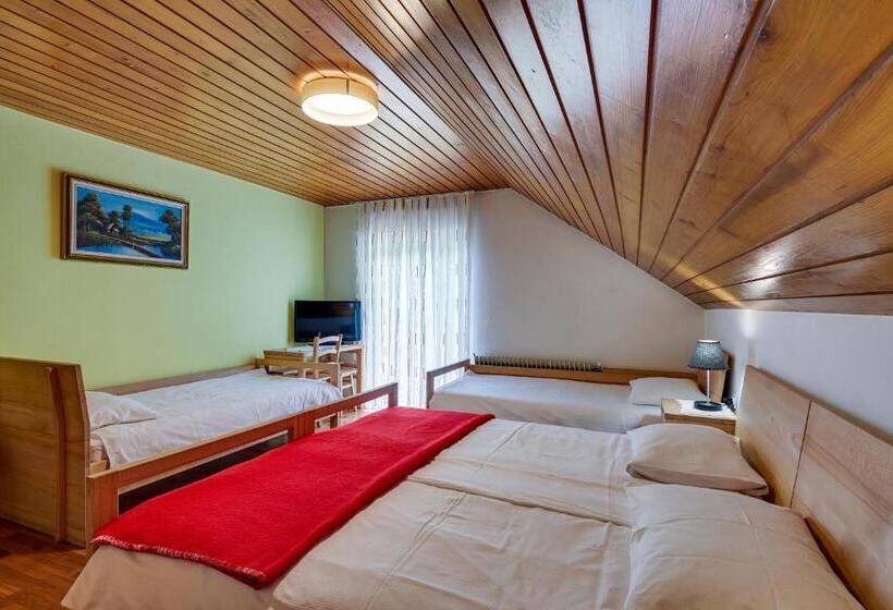 اتاق استاندارد چهارنفره با بالکن, Rooms Pevc & Hostel Ljubno Ob Savinji