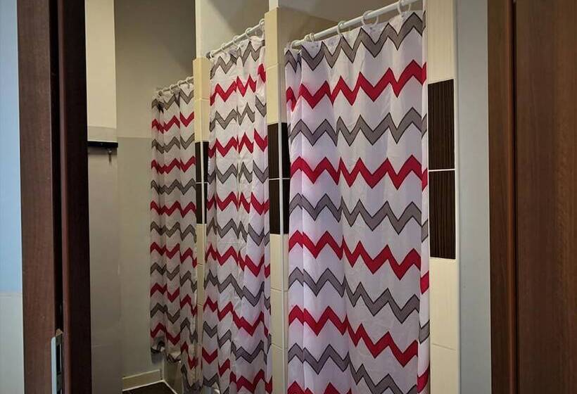 스탠다드 4인용 룸 공용 욕실, Absynt Hostel Wrocław