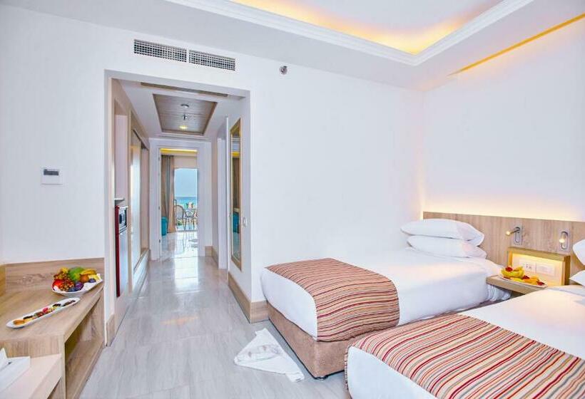 اتاق خانوادگی, Titanic Beach   Families And Couples Only