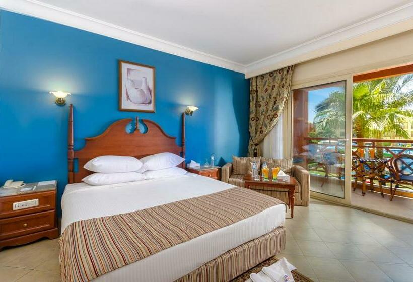 سوییت جونیور با چشم‌انداز استخر, Titanic Beach   Families And Couples Only