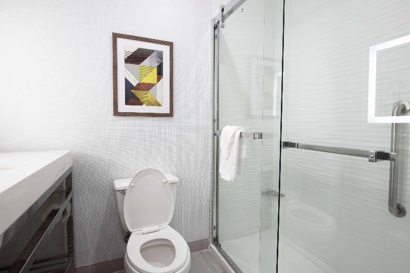 חדר סטנדרט עם מיטת קינג, Doubletree By Hilton Sulphur Lake Charles